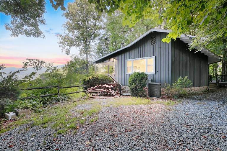 Cabin with patio — photo 4