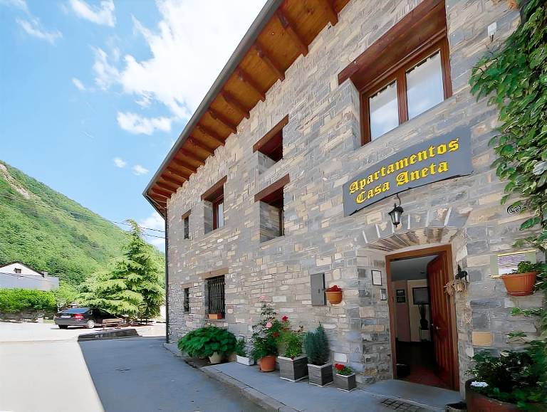 Holiday apartment with 2 rooms for 4 persons in Huesca