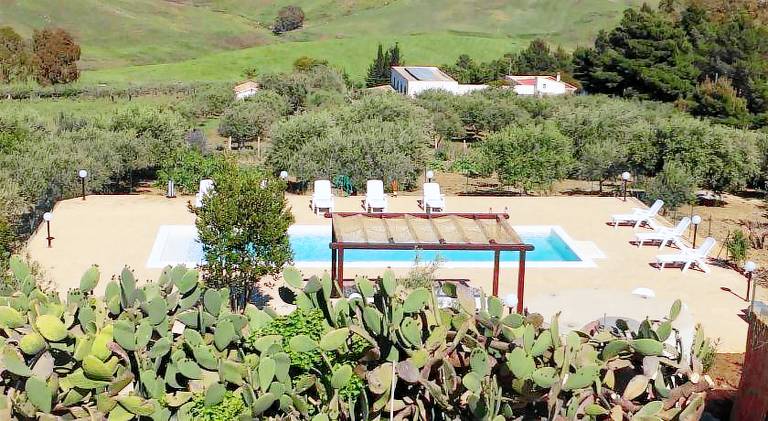 Vacation home with terrace, yard & pool | Good for workation | Dogs allowed — photo 5