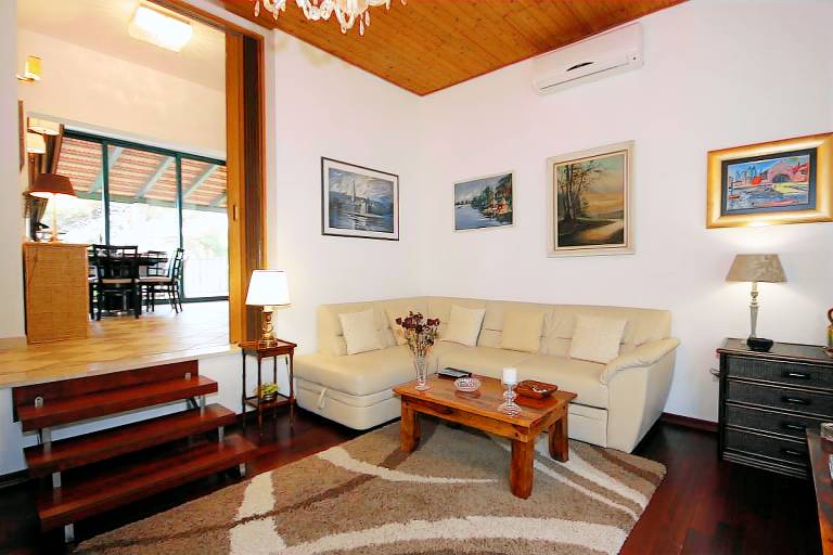 Three bedroom apartment near beach Splitska, Brač (A-2865-a) — photo 3