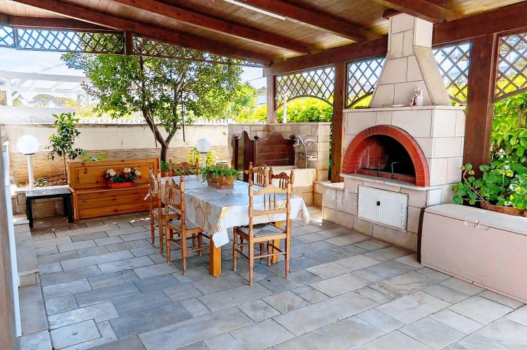 Villa with BBQ, patio & garden | Beach view — photo 3
