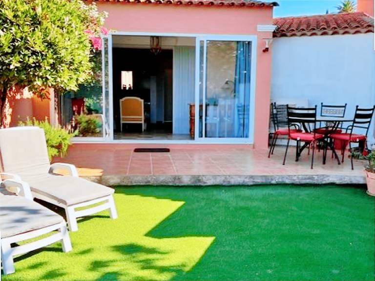 Fully equipped beautiful vacation home with garden & pool | Pet-friendly — photo 4