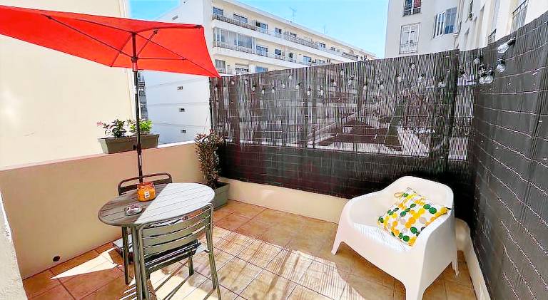Holiday apartment with terrace | Next to Place Masséna in Thiers