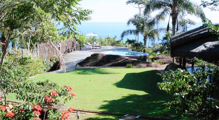 Vacation home with pool, garden & jacuzzi in Ilhabela