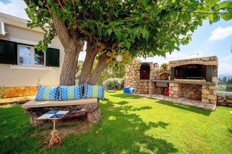 Child-friendly spacious house with fast internet, terrace & garden | Mountain view | Pets allowed — photo 3