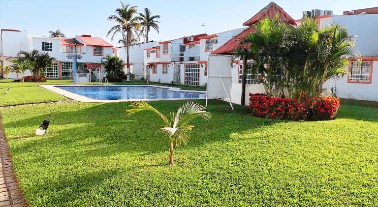 Villa with pool — photo 4