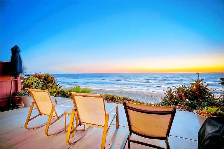 Oceanfront Condo Private Patio Beach Access BBQ