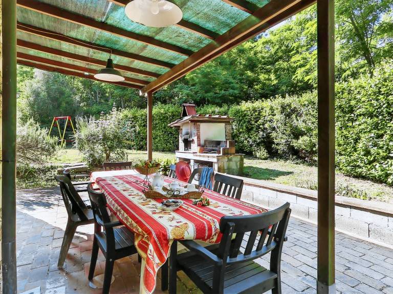 Vacation home with patio, grill & garden — photo 3