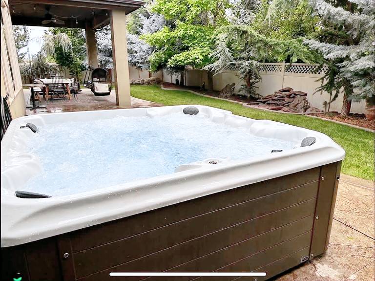 Vacation home with hot tub, barbeque & garden | Perfect for remote work — photo 4