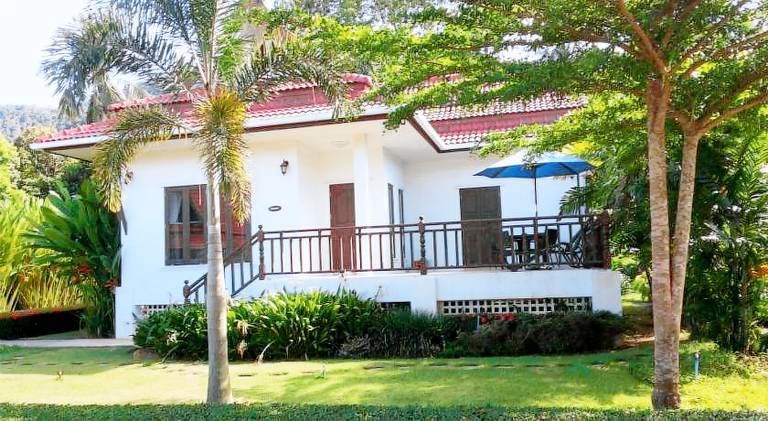 Villa with yard, patio & barbecue in Ko Chang