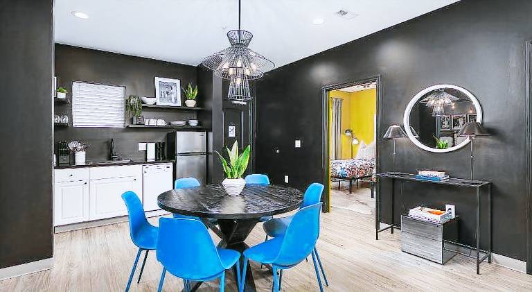 Condo Near Downtown WALK to restaurants, bars & music — photo 2