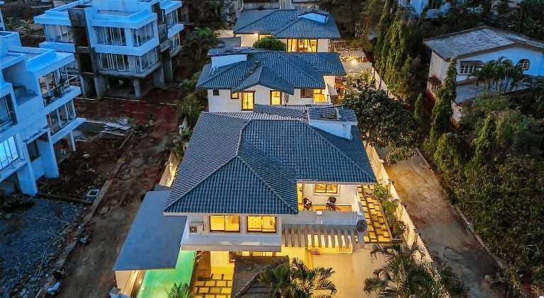 Villa with yard, BBQ & private pool | Dogs allowed in Khandala