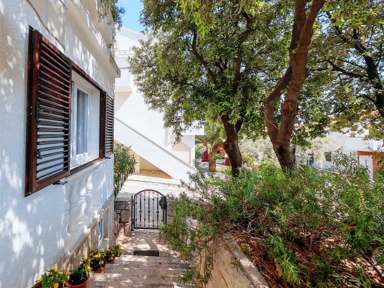 Apartment with garden, terrace & BBQ | Garden view — photo 2
