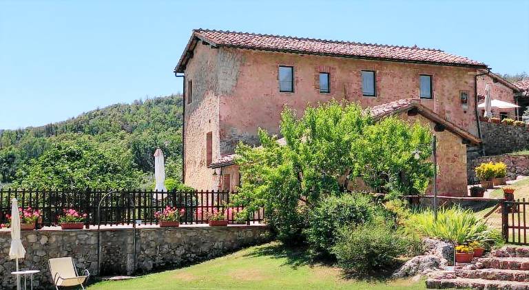 Farm with garden, patio & pool — photo 4