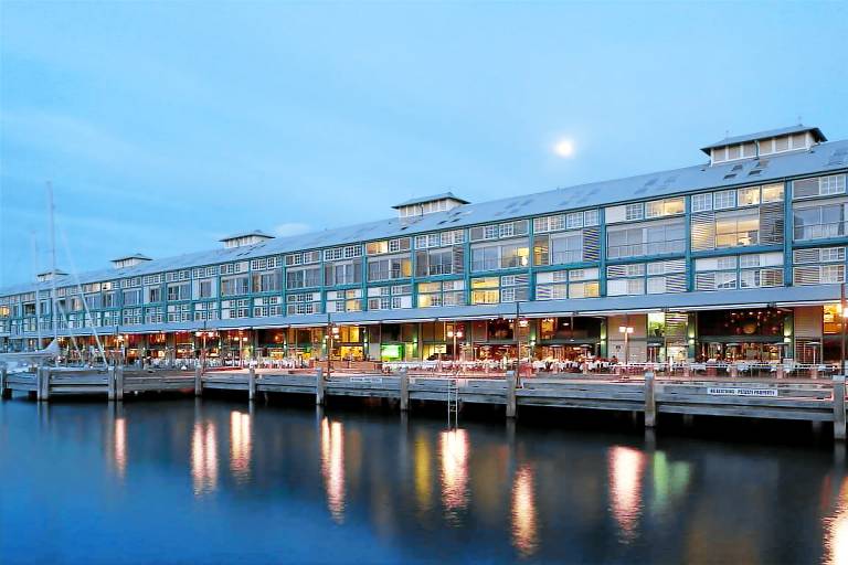 King Size Studio With Water View Walk To The City