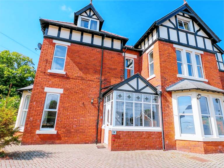 Family-friendly lovely cottage with hot tub & garden | Pets are welcome — photo 2