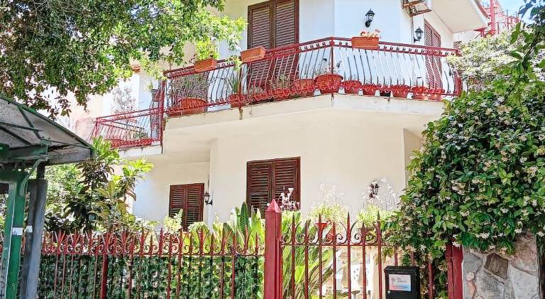 House with 1 room for 5 persons in Palermo