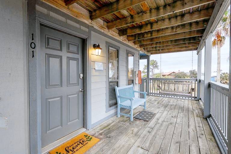 Condo with pool, BBQ & yard — photo 4
