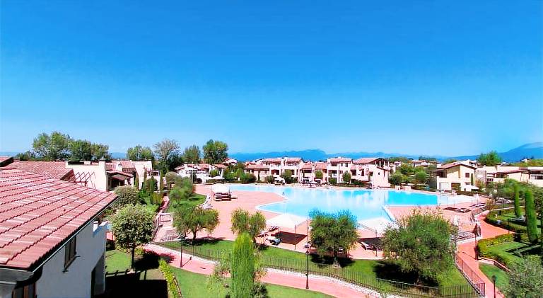 Rental apartment with yard & pool in Peschiera del Garda