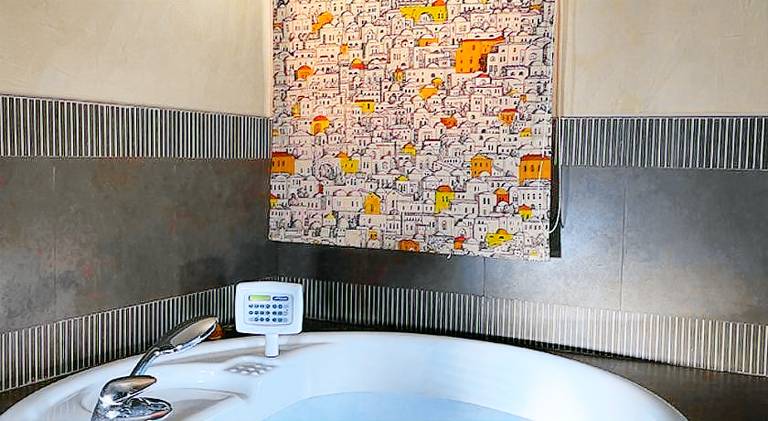 Vacation home with hot tub — photo 4