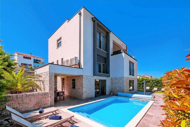 Family-oriented wonderful holiday apartment with garden, pool & terrace | Pool view | Pet-friendly in Omisalj