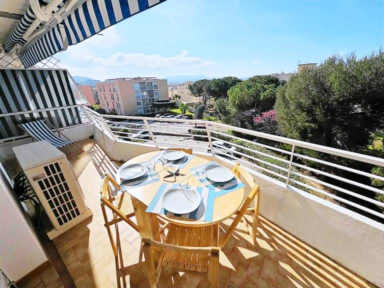 Holiday apartment with yard & patio — photo 2
