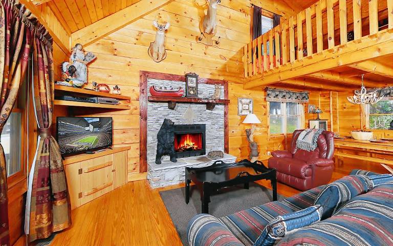 Bring Fido, Soak in the Hot Tub, Read Fireside & Hop to Local Attractions in Minutes - Holden On — photo 4