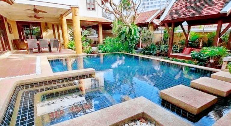 Luxury 5BR Pool Villa Pattaya-Family & Friends Fun Escape-BBQ, Pool Table in Pattaya