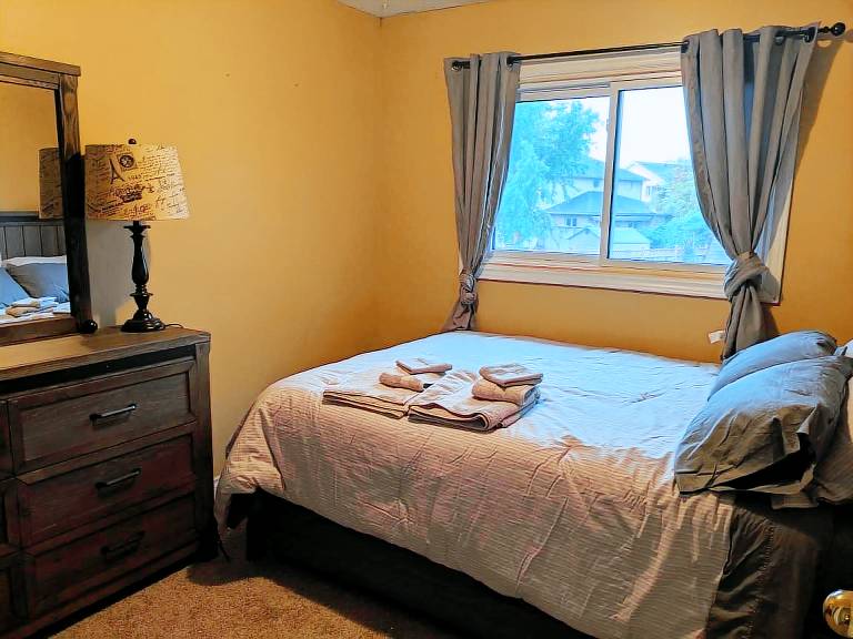Family-oriented big vacation home with yard | Dogs allowed in St. Catharines, ON