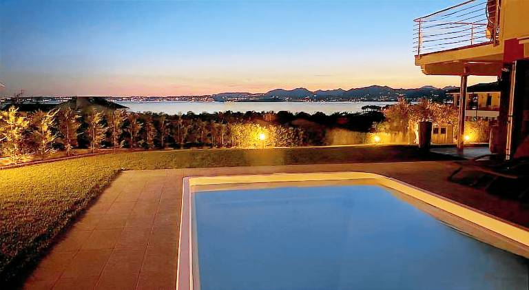 Villa with jacuzzi & pool — photo 2