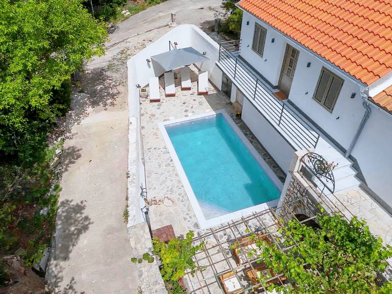 Holiday home with pool and barbecue — photo 5
