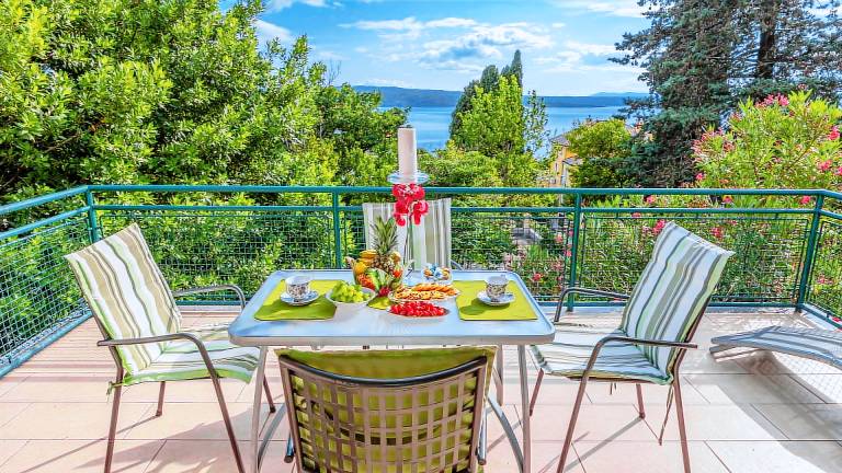 Big villa with BBQ, yard & patio | Beach nearby | Pets allowed in Crikvenica
