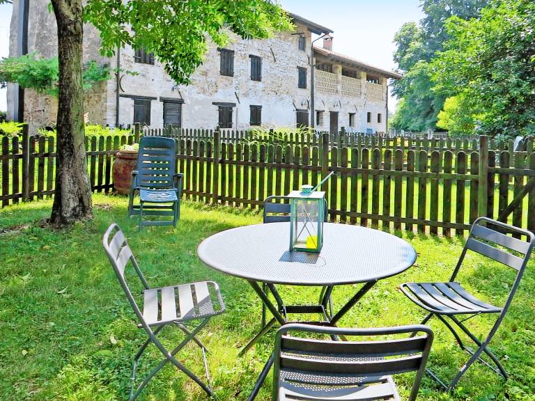 Rental apartment with terrace & yard — photo 2