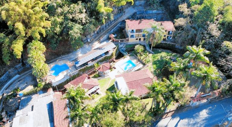Lodge with pool & yard — photo 4