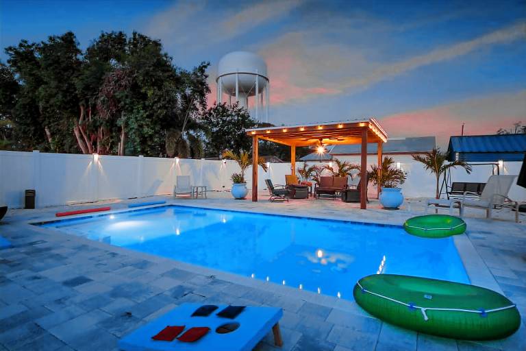 Vacation home with hot tub, garden & private pool | Garden view — photo 5