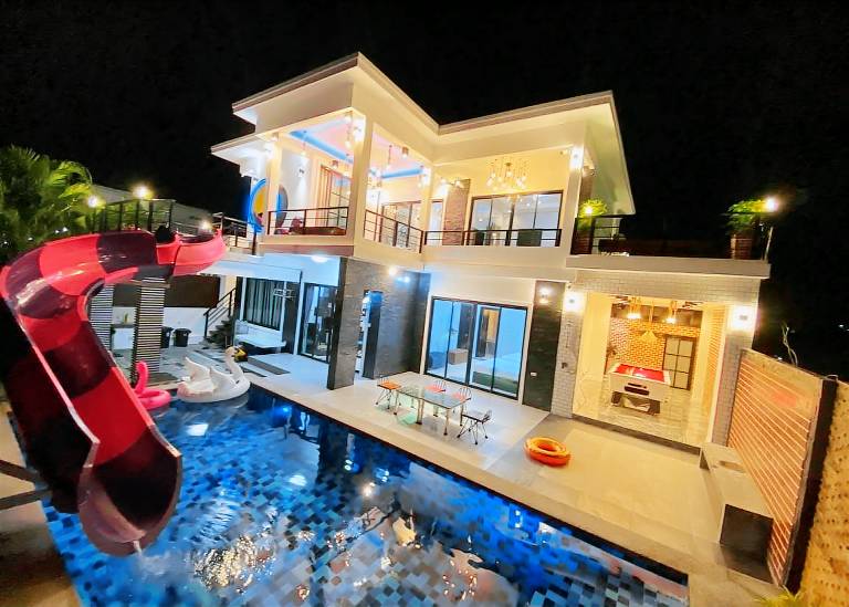House with BBQ, yard & pool — photo 5