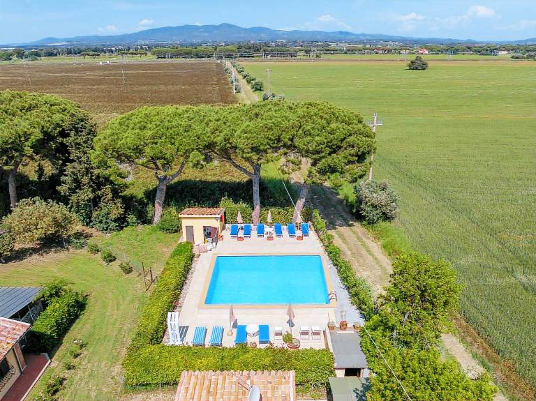 Holiday Apartment 'Podere Nuti - 1 "La Regola" with Shared Pool, Terrace & Wi-Fi in Cecina