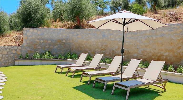 Villa with private pool, yard & patio | Pets allowed — photo 4
