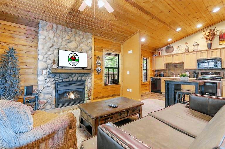 Romantic Studio Cabin Nestled in the Heart of Branson