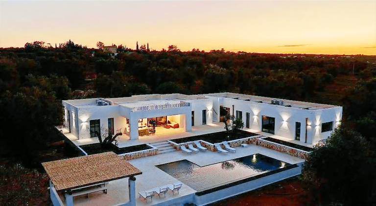 Villa with private pool, BBQ & garden | Perfect for remote work in Carovigno