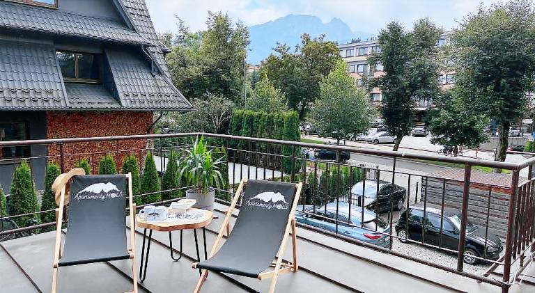 Apartment with yard, patio & barbeque | Pets allowed — photo 3