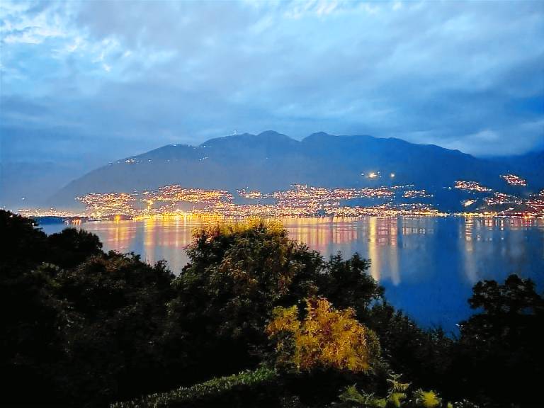 Ferienwohnung mit Hund in Vira (Gambarogno), Piazzogna für max. 2 Personen Ferienwohnung mit Hund in Vira (Gambarogno), Piazzogna für max. 2 Personen