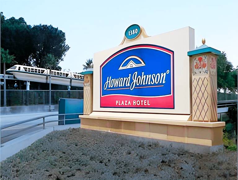 Howard Johnson by Wyndham Anaheim Hotel and Water Playground