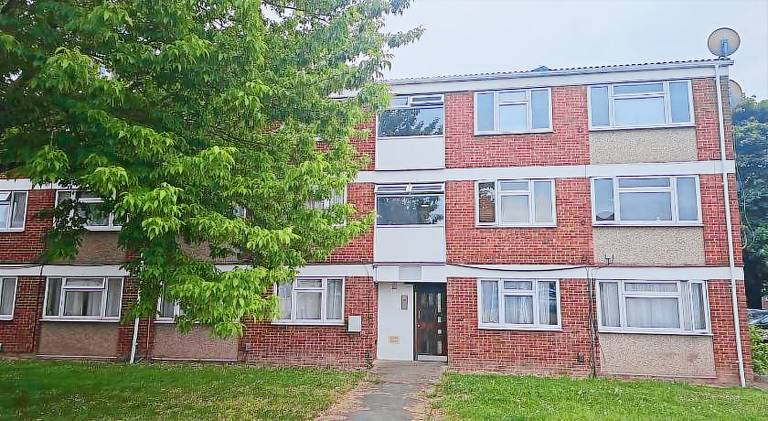 Holiday apartment with 2 rooms for 7 persons in Slough