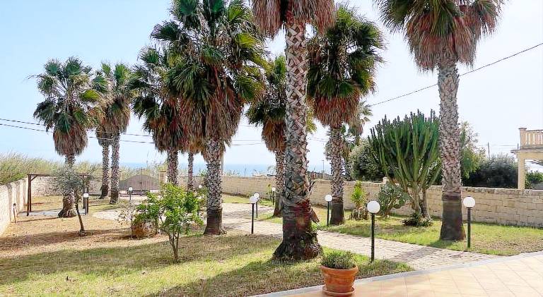 House with 5 rooms for 12 persons in Pozzallo