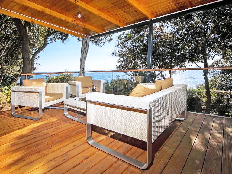Fully equipped vacation home with yard, hot tub & pool | Close to the beach | Pet-friendly — photo 5
