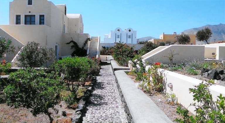 Apartment with garden & terrace in Santorini