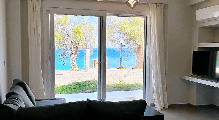 Apartment with garden & terrace in Aigialeia