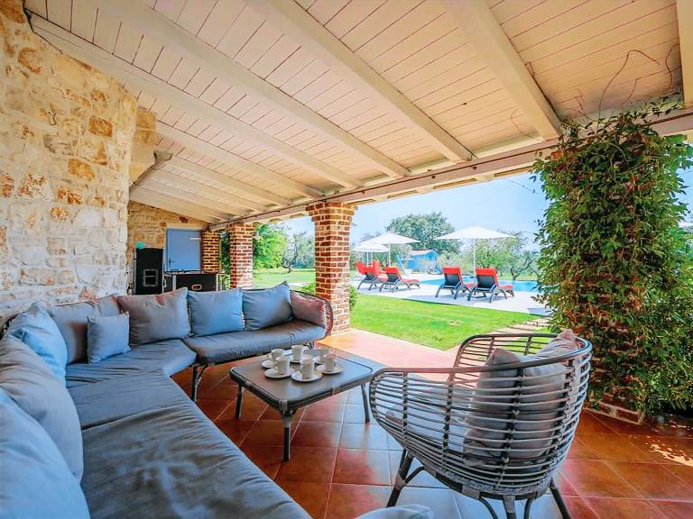 Children-friendly vacation home with yard, grill & private pool | Dogs allowed — photo 2
