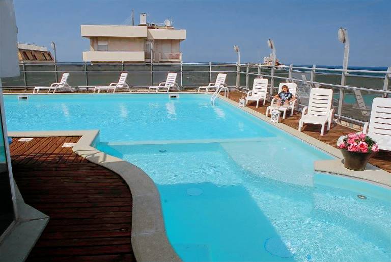 Holiday apartment with yard & pool — photo 3